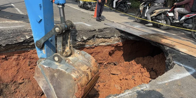 penyebab jalan ambles lenteng agung