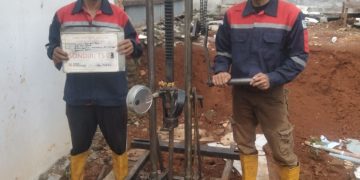 Pelaksanaan uji sondir CPT titik TS 03 oleh tim teknisi geoteknik untuk analisis daya dukung pondasi di Meruya, Jakarta Barat.