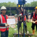 Tiga pekerja teknis Khandaq dengan helm dan rompi keselamatan sedang melakukan uji sondir tanah menggunakan alat mekanis di lokasi proyek Kalideres, memegang papan identifikasi bertuliskan Sondir TS 01.