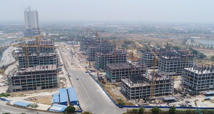 Foto udara kawasan proyek pembangunan gedung di Lahan Hibah Meikarta Cikarang Bekasi.