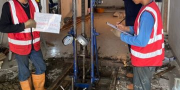 Tim ahli Rekanan Khandaq melakukan analisis daya dukung tanah menggunakan alat uji sondir CPT di Greenville Tanjung Duren Jakarta Barat.