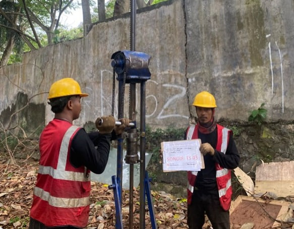 Dua teknisi dari tim Khandaq sedang melaksanakan penyelidikan tanah dan uji sondir (CPT) di titik TS-03 untuk area pondasi Jembatan Krukut, Depok.