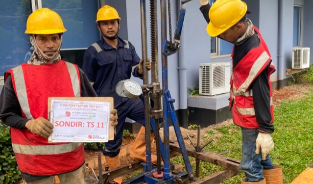Jasa Sondir Cibodas Tangerang - Pengujian CPT titik TS 11 oleh tim teknis Khandaq id di lokasi PT Pardic Jaya Chemicals.
