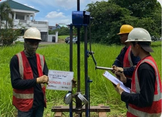 Pelaksanaan uji sondir pada Titik 03 oleh penyedia jasa sondir Tangerang untuk mengetahui lapisan tanah keras