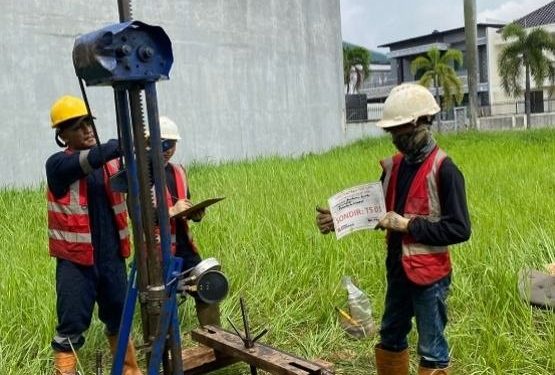 Tim jasa sondir Tangerang melakukan pengujian tanah Titik 01 untuk pondasi rumah di Modernland Cikokol