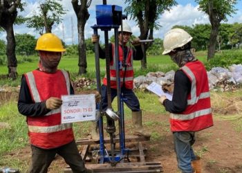 Tim jasa sondir Tangerang melaksanakan uji sondir titik TS 01 untuk proyek pembangunan di Pasar Kemis