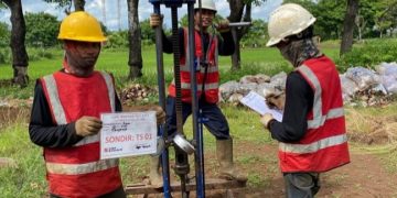 Tim jasa sondir Tangerang melaksanakan uji sondir titik TS 01 untuk proyek pembangunan di Pasar Kemis