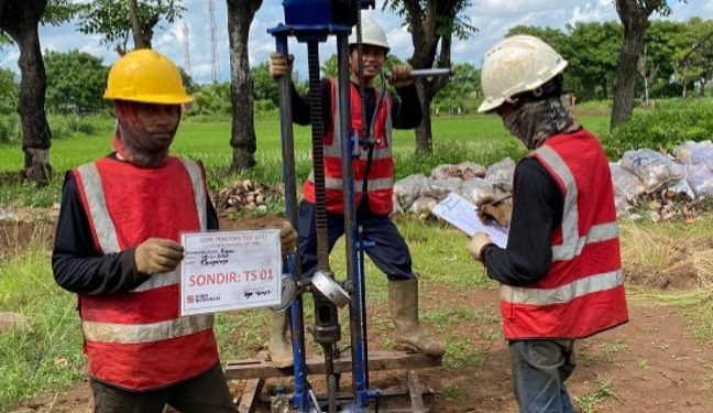 Tim jasa sondir Tangerang melaksanakan uji sondir titik TS 01 untuk proyek pembangunan di Pasar Kemis
