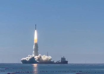 Peluncuran Satelit Lampung-1 dari platform tongkang lepas pantai menggunakan roket Smart Dragon-3