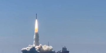 Peluncuran Satelit Lampung-1 dari platform tongkang lepas pantai menggunakan roket Smart Dragon-3