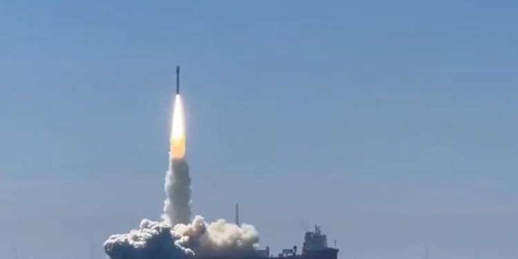 Peluncuran Satelit Lampung-1 dari platform tongkang lepas pantai menggunakan roket Smart Dragon-3