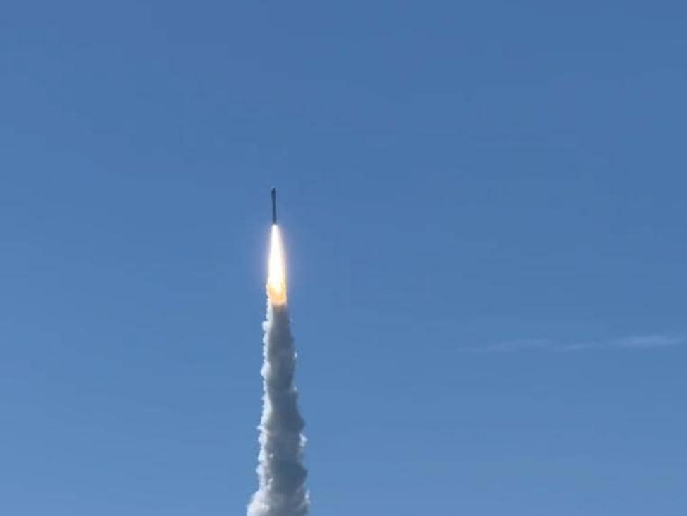 Roket pembawa Satelit Lampung-1 melesat menuju orbit meninggalkan jejak asap putih